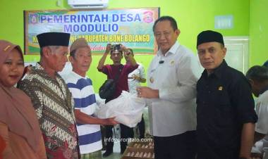 Syamsir Kiayi Dampingi Gubernur Serahkan Bantuan Pangan di Bone Bolango